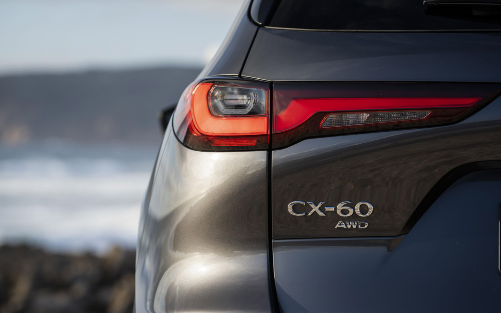 Mazda CX-60 PHEV 2022 Antracite dettaglio Faro Posteriore e logo CX-60 Mazda CX-60 PHEV 2022 Antracite dettaglio Faro Posteriore e logo CX-60